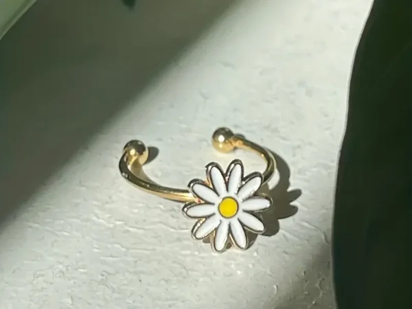 Daisy Bloom Twist Ring