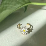 Daisy Bloom Twist Ring